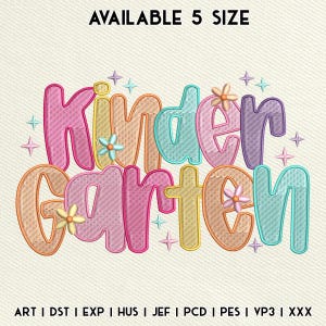Peut inclure: Une broderie colorée avec le mot "Kindergarten" dans une police fantaisiste. Le design présente différentes couleurs, dont le rose, l'orange, le turquoise et le violet, avec des étoiles et des fleurs. Le texte "AVAILABLE 5 SIZE" est en haut.