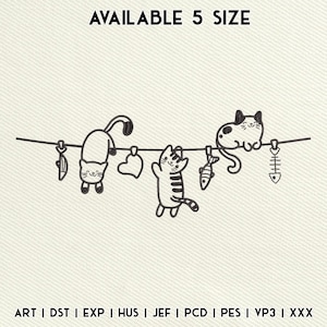 Puede incluir: Un diseño bordado con tres gatos de dibujos animados colgados de un tendedero con adornos de peces y corazones. El texto "AVAILABLE 5 SIZE" está en la parte superior. Formatos de archivo de bordado en la parte inferior.