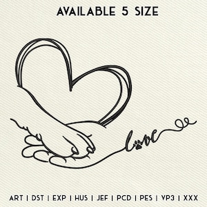 Könnte beinhalten: Schwarze Strichzeichnung einer Hand, die ein Herz hält, mit dem Wort "love" in Schreibschrift. Der Text "AVAILABLE 5 SIZE" steht oben. Der untere Text enthält "ART | DST | EXP | HUS | JEF | PCD | PES | VP3 | XXX".