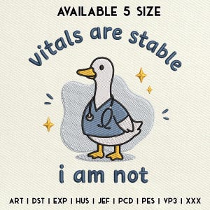 Può includere: Un disegno per ricamo raffigurante un'anatra bianca che indossa una casacca medica blu e uno stetoscopio. Il testo "vitals are stable" è scritto sopra e "i am not" sotto, con stelle gialle e una forma di sfondo azzurro.