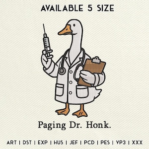 Może przedstawiać: Haftowany wzór przedstawiający gęś ubraną w strój lekarza, z białym fartuchem i stetoskopem, trzymającą strzykawkę i notatnik. Tekst brzmi "Paging Dr. Honk." i "AVAILABLE 5 SIZE".