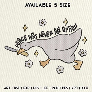 Könnte beinhalten: Ein gesticktes Design mit einer grauen Gans, die ein Messer hält, mit dem Text "PEACE WAS NEVER AN OPTION". Das Design enthält Sterne und Blumenakzente. Der Text "AVAILABLE 5 SIZE" steht oben, und Dateityp-Abkürzungen stehen unten.