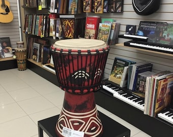 手描きデザインの伝統的なアフリカのジャンベドラム