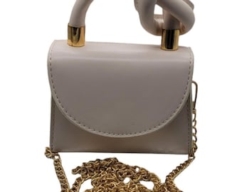 Mini bolso de mano de piel beige con correa de cadena dorada
