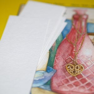 K&ouml;nnte beinhalten: Ein Aquarellbild einer rosa Flasche mit einer goldenen Kette und einem Herzanh&auml;nger. Die Flasche ist von gr&uuml;nen und blauen Aquarelldetails umgeben.