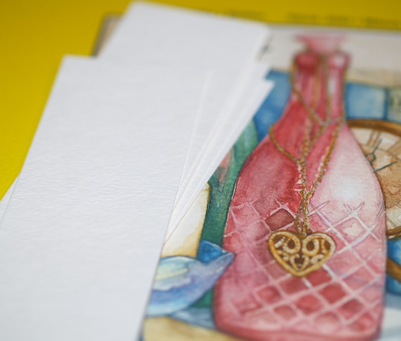 K&ouml;nnte beinhalten: Ein Aquarellbild einer rosa Flasche mit einer goldenen Kette und einem Herzanh&auml;nger. Die Flasche ist von gr&uuml;nen und blauen Aquarelldetails umgeben.
