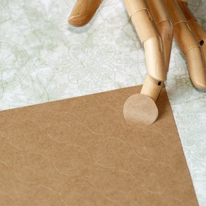 Autocollants kraft - Cinq feuilles complètes de 1 po. 1,25 po. 1,5 po. 2 po. 2,5 po. (sélectionnez la taille et la quantité) Étiquettes pour sac de courses, cercles ronds auto-adhésifs marron