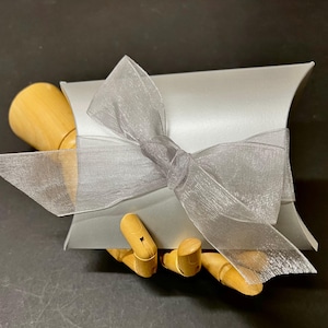 Große Kissenschachteln / Metallic Silber - 4,5 "x 4,5 "x 1,5" Jewelry Shop Liefert Stabile, elegante Produktverpackung Hochzeit Bevorzugungen Leckereien