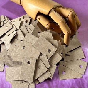 OFERTA DE 3 DÓLARES - 250 etiquetas de cartón en blanco de 2,5 x 3,8 cm, ligeras, resistentes, recicladas, rústicas. Precio: Productos, regalos, vendedor, tienda, suministros al por mayor.
