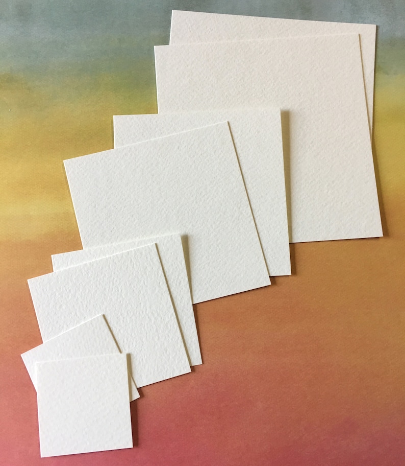 Pode incluir: Um conjunto de seis blocos de papel de aquarela quadrados brancos de tamanhos diferentes, dispostos em forma de pir&acirc;mide sobre um fundo degrad&ecirc; de azul, amarelo e laranja.