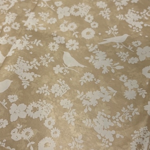 Papier d'emballage oiseaux et fleurs - Kraft pâle et blanc 15 x 20 ou 20 x 30 emballage Emballage cadeau Papier cadeau écologique Jolies fleurs modernes