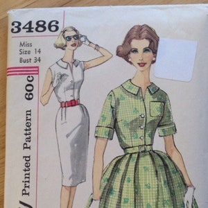 Puede incluir: Patrón de costura Simplicity impreso 60C, patrón de costura para un vestido, talla 14, busto 34. El patrón muestra a dos mujeres con vestidos, uno blanco y otro de vichy verde y blanco.