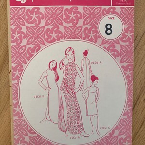 Puede incluir: Un patrón de costura vintage para un vestido con tres vistas diferentes. El patrón es para la talla 8 y es de Patterns Pacifica. El número del patrón es 3007.