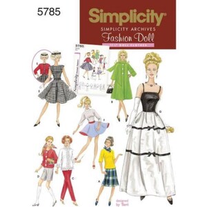 Puede incluir: Patrón de costura Simplicity Archives Fashion Doll número 5785 para ropa de muñeca de 29 cm. El patrón incluye un abrigo verde, un vestido blanco y negro, una blusa y pantalones cortos rojos y blancos, una blusa blanca y pantalones rojos, una blusa amarilla y una falda a cuadros, y un vestido blanco con un corpiño negro.