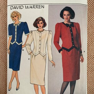 Puede incluir: Un patrón de costura para un vestido con falda y chaqueta. El patrón es de Butterick y está diseñado por David Warren. El patrón es para las tallas 8, 10 y 12.