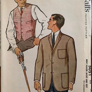 Peut inclure: Un patron de couture vintage pour un blazer et un gilet. Le patron est pour la taille 34 et est imprimé sur un fond blanc avec une bordure rouge et noire. Le patron comprend des instructions pour la confection du blazer et du gilet, ainsi qu'un schéma des pièces.