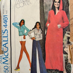 Peut inclure: Un ancien patron de couture McCall's avec des illustrations de robes à capuche et de hauts. Le patron présente une robe rouge à capuche, un haut bleu à capuche avec un short blanc et un haut rayé avec un jean évasé. Le patron est intitulé "Mario's Corner".