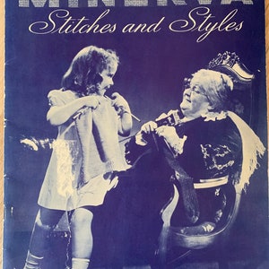 Puede incluir: Una portada de revista vintage con dos mujeres tejiendo. La portada es azul con texto blanco que dice "MINERVA Stitches and Styles Vol. 1 Price 25¢".