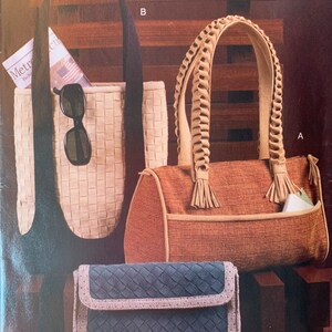 Puede incluir: Tres bolsos tejidos en diferentes estilos y colores. Un bolso marrón con asas trenzadas, un bolso blanco con una correa negra y un bolso de mano azul con ribete blanco.