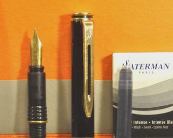 Pluma estilográfica Waterman Maestro LAQUEÉ Black&GT "F" GP con plumín fabricado en Francia alrededor de 1991. Incluye caja neutra.