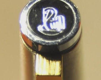 Pluma estilográfica Pelikan Signum P560: Cromo envejecido, plumín de acero fino, fabricada en Alemania (aprox. 1979), con caja.