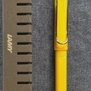 Puede incluir: Un juego de tres tazas de cer&aacute;mica con un acabado moteado y mate. Las tazas son de color crema, gris claro y gris oscuro. Cada taza tiene un dise&ntilde;o simple y minimalista y un asa redondeada. Para caf&eacute; o t&eacute;.