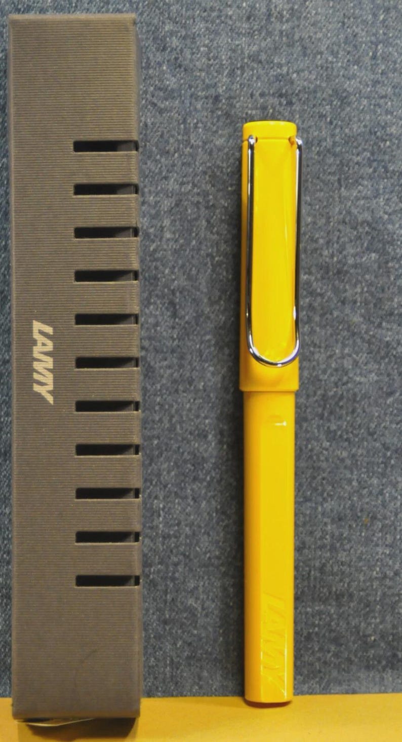 Puede incluir: Un juego de tres tazas de cer&aacute;mica con un acabado moteado y mate. Las tazas son de color crema, gris claro y gris oscuro. Cada taza tiene un dise&ntilde;o simple y minimalista y un asa redondeada. Para caf&eacute; o t&eacute;.