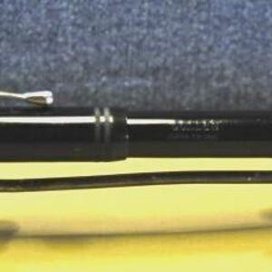 Puede incluir: Una pluma estilogr&aacute;fica negra con un clip plateado y una banda plateada cerca del capuch&oacute;n. El cuerpo presenta el texto "JOWIN" y "MADE IN USA" impreso en un color claro. La pluma descansa horizontalmente sobre un soporte de metal oscuro.