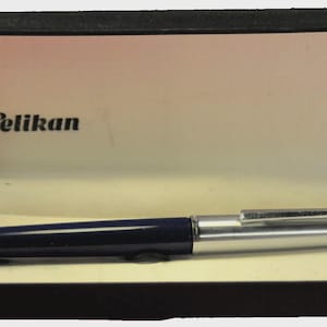 Pelikan P12 Silvexa mörkblå reservoarpenna, guldpläterad M-spets, vintage Tyskland (ca 1966), med ask
