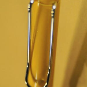 Puede incluir: Un letrero de madera r&uacute;stica con la frase "Welcome to our home" en letras blancas. El letrero presenta un acabado envejecido y un dise&ntilde;o sencillo y acogedor.