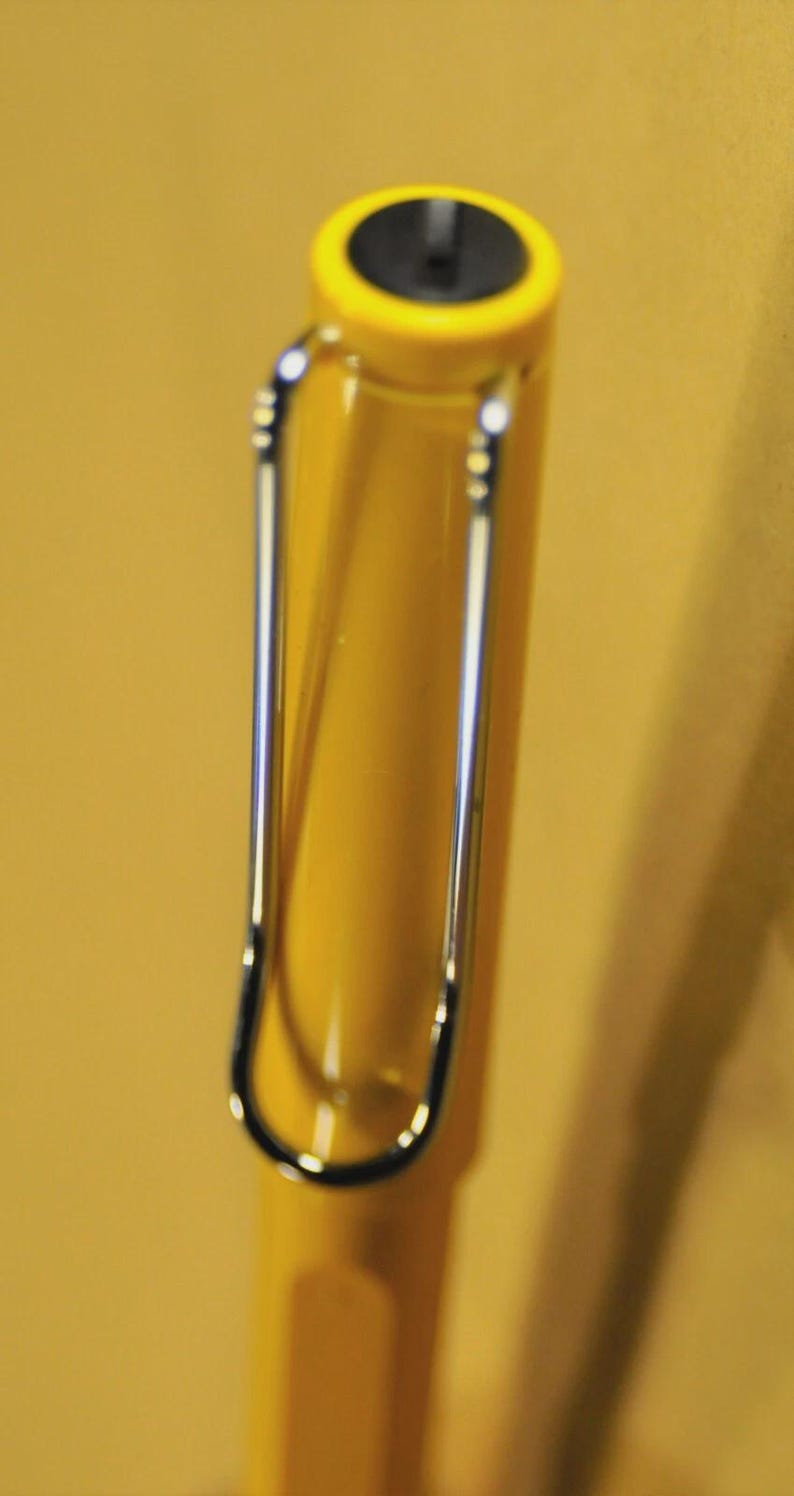 Puede incluir: Un letrero de madera r&uacute;stica con la frase "Welcome to our home" en letras blancas. El letrero presenta un acabado envejecido y un dise&ntilde;o sencillo y acogedor.