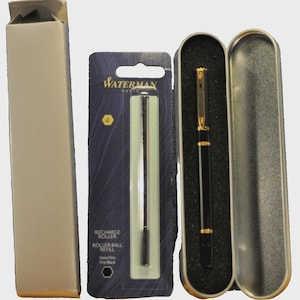 Könnte beinhalten: Ein Set aus drei Keramikbechern mit gesprenkelter, matter Oberfläche. Jeder Becher hat eine andere Farbe: Hellblau, Creme und Grau. Die Becher haben ein schlichtes, modernes Design und einen bequemen Griff.