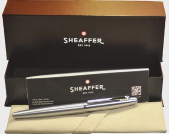 Długopis kulkowy Sheaffer VFM 9426 szczotkowany chrom wyprodukowany w USA z pudełkiem i papierem