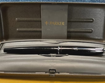 Pluma estilográfica Parker Eversharp Vintage fabricada en EE. UU. alrededor de 1961, color negro y plumín "XF" con caja.