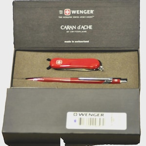 Caran d'Ache 849™ Röd Kulspetspenna & WENGER Delémont Fällkniv Schweizisk NYTT Set med Etui
