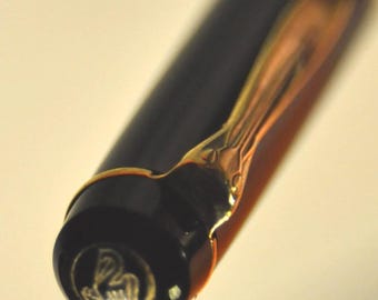 Pluma estilográfica Pelikan M200 de estilo antiguo, resina negra, plumín mediano de acero, vintage (aprox. 1988).