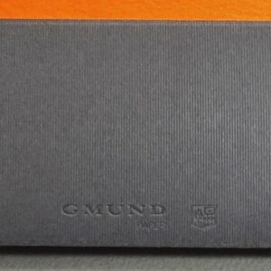 Może przedstawiać: Zestaw trzech ceramicznych kubk&oacute;w z nakrapianym, matowym wykończeniem. Kubki są w odcieniach kremu, jasnoszarym i ciemnoszarym. Każdy kubek ma prosty, minimalistyczny design, idealny do kawy lub herbaty.