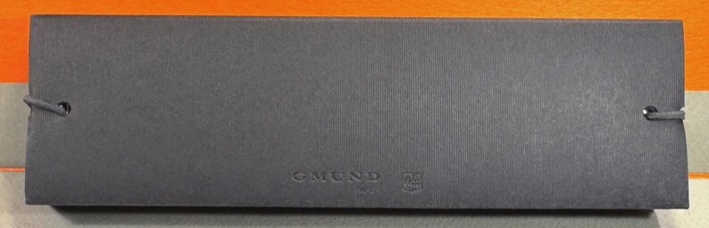 Może przedstawiać: Zestaw trzech ceramicznych kubk&oacute;w z nakrapianym, matowym wykończeniem. Kubki są w odcieniach kremu, jasnoszarym i ciemnoszarym. Każdy kubek ma prosty, minimalistyczny design, idealny do kawy lub herbaty.