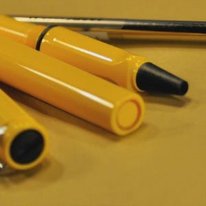 Puede incluir: Un juego de tres tazas de cer&aacute;mica con un acabado moteado y mate. Las tazas son de color crema, gris claro y gris oscuro. Cada taza tiene un dise&ntilde;o simple y minimalista y un asa redondeada.