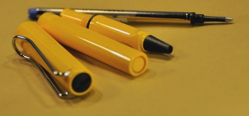 Puede incluir: Un juego de tres tazas de cer&aacute;mica con un acabado moteado y mate. Las tazas son de color crema, gris claro y gris oscuro. Cada taza tiene un dise&ntilde;o simple y minimalista y un asa redondeada.