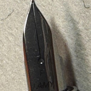 Może przedstawiać: Zestaw trzech ceramicznych kubk&oacute;w z nakrapianym, matowym wykończeniem. Kubki są w odcieniach kremu, jasnoszarym i ciemnoszarym. Każdy kubek ma prosty, minimalistyczny design.