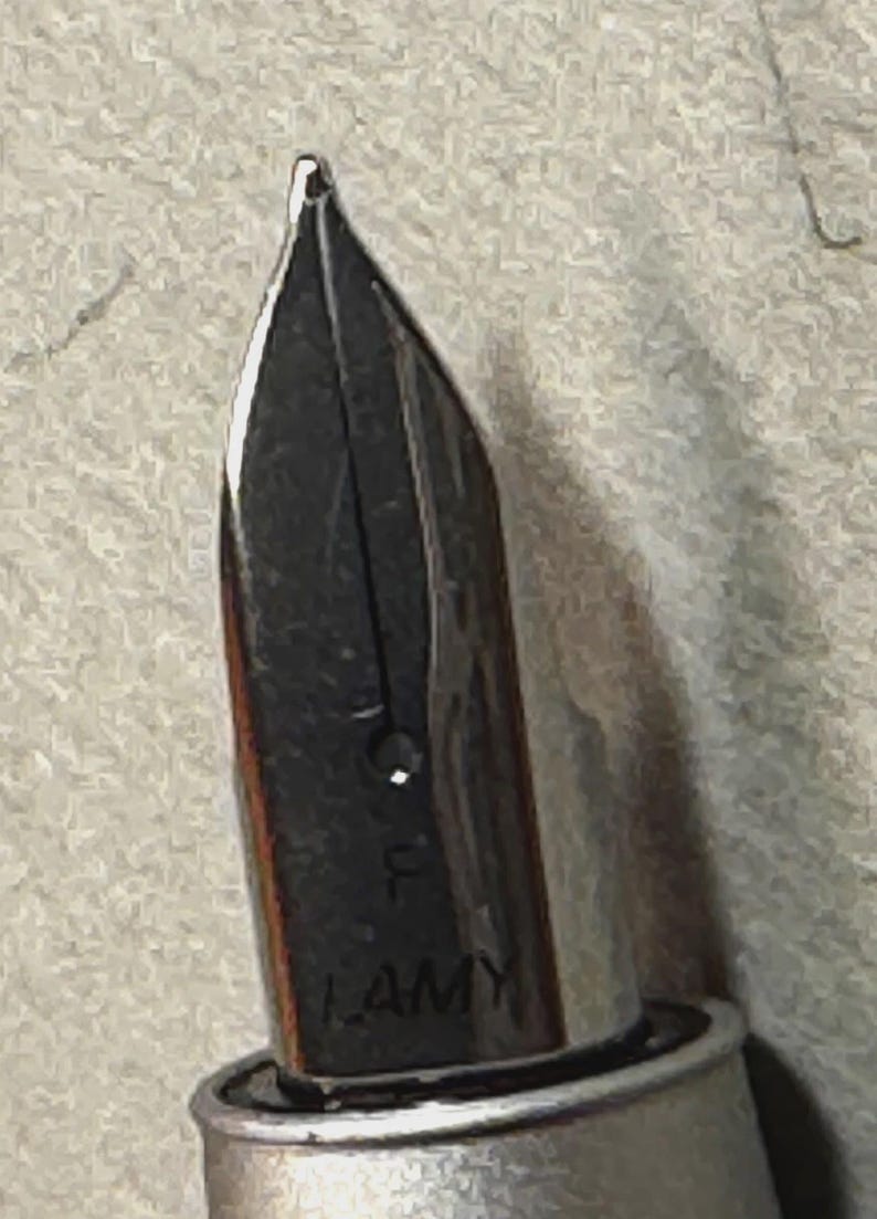 Może przedstawiać: Zestaw trzech ceramicznych kubk&oacute;w z nakrapianym, matowym wykończeniem. Kubki są w odcieniach kremu, jasnoszarym i ciemnoszarym. Każdy kubek ma prosty, minimalistyczny design.