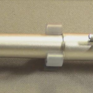 Może przedstawiać: Srebrny długopis LAMY z prostokątnym klipsem i białą metką z ceną. Długopis leży na jasnobrązowej powierzchni. Logo LAMY znajduje się w lewym g&oacute;rnym rogu.