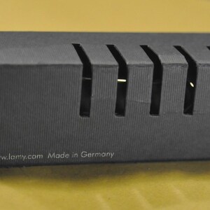 Puede incluir: Un juego de tres tazas de cer&aacute;mica con un acabado mate moteado. Las tazas son en tonos crema, gris claro y gris oscuro. Cada taza tiene un dise&ntilde;o simple y minimalista, ideal para caf&eacute; o t&eacute;.