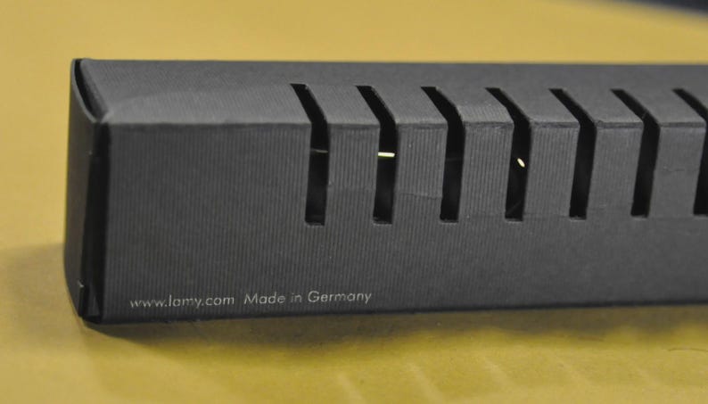 Puede incluir: Un juego de tres tazas de cer&aacute;mica con un acabado mate moteado. Las tazas son en tonos crema, gris claro y gris oscuro. Cada taza tiene un dise&ntilde;o simple y minimalista, ideal para caf&eacute; o t&eacute;.