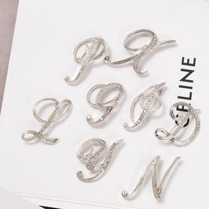 Broche con letra elegante vintage, broche con inicial cursiva de letra grande, broche con letra, broche con alfiler de plata pavé, broche en tono plateado