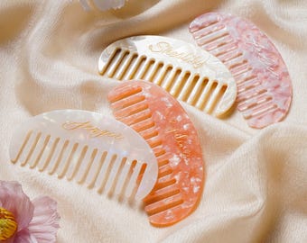 Pente de acetato personalizado em formato de leque, com dentes largos e gravação, ideal para presente de madrinha.