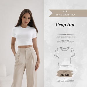 Könnte beinhalten: Ein PDF-Schnittmuster für ein weißes kurzärmeliges bauchfreies Oberteil. Die Grafik enthält den Text "PDF SEWING PATTERN", "Crop top", "FOR HEIGHT: 176 CM / 5'9"", "EASY TO SEW STEP-BY-STEP INSTRUCTIONS", "SIZE XS-3XL" und "A0 A4 US LETTER".