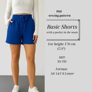 Puede incluir: Shorts azules con cintura con cordón y bolsillos. Los shorts forman parte de un patrón de costura PDF para shorts básicos, tallas XS a 3XL. El patrón está diseñado para una altura de 176 cm.
