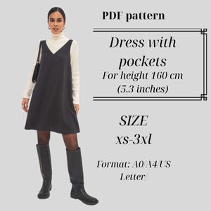 Puede incluir: Un vestido negro con bolsillos, usado sobre un cuello alto blanco, combinado con botas negras. La imagen incluye el texto "Dress with pockets" y "For height 160 cm (5,3 pulgadas)". El vestido está disponible en tallas XS-3XL.